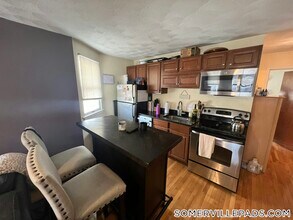 217 Holland St, Unit 2B in Somerville, MA - Building Photo - Building Photo