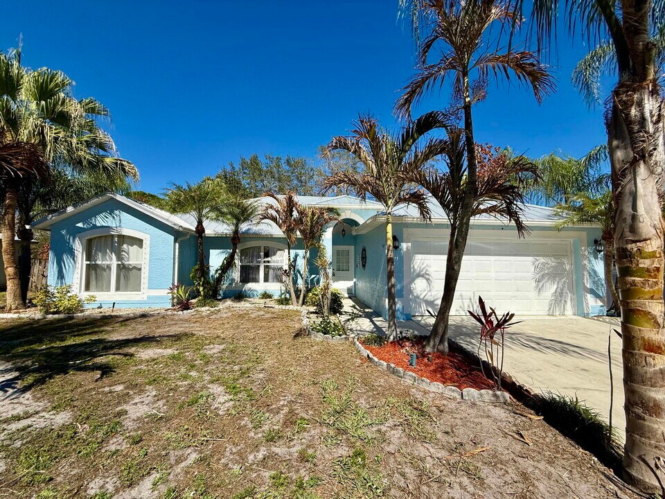 125 SW Donna Terrace in Port St. Lucie, FL - Building Photo