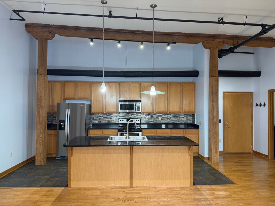 720 S Marquette St, Unit 407 in Racine, WI - Building Photo