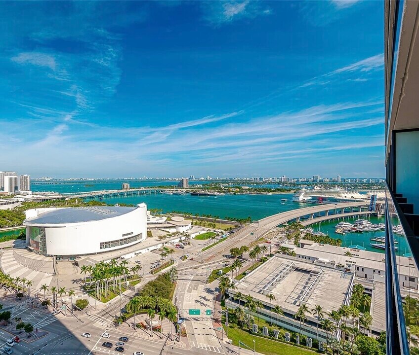 398 NE 5th St, Unit 2001 in Miami, FL - Building Photo