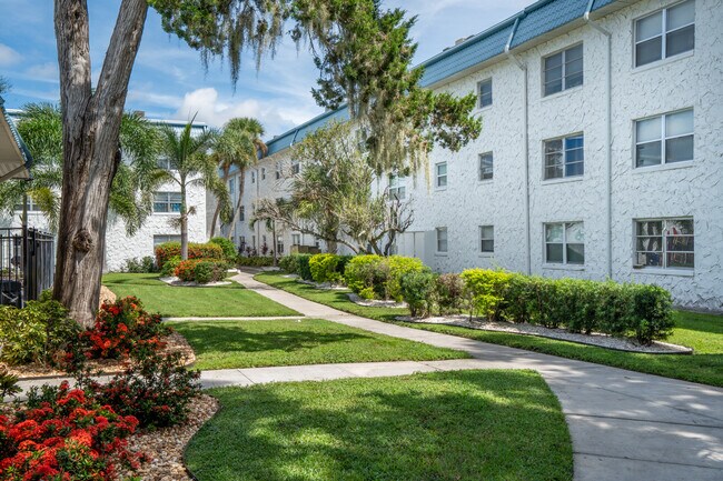 KC Flats Apartments in Kenneth City, FL - Foto de edificio - Building Photo