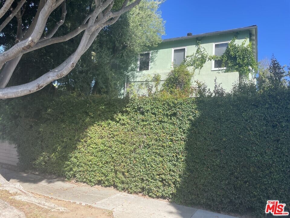 2449 California Ave in Santa Monica, CA - Building Photo
