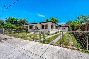 221 NW 32nd St in Miami, FL - Building Photo