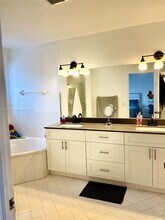 11236 NW 56th St in Doral, FL - Building Photo - Building Photo