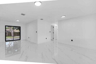 1041 NW 199th St in Miami, FL - Building Photo - Building Photo