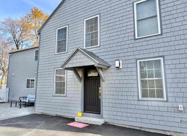 48 Springs Rd in Bedford, MA - Foto de edificio - Building Photo