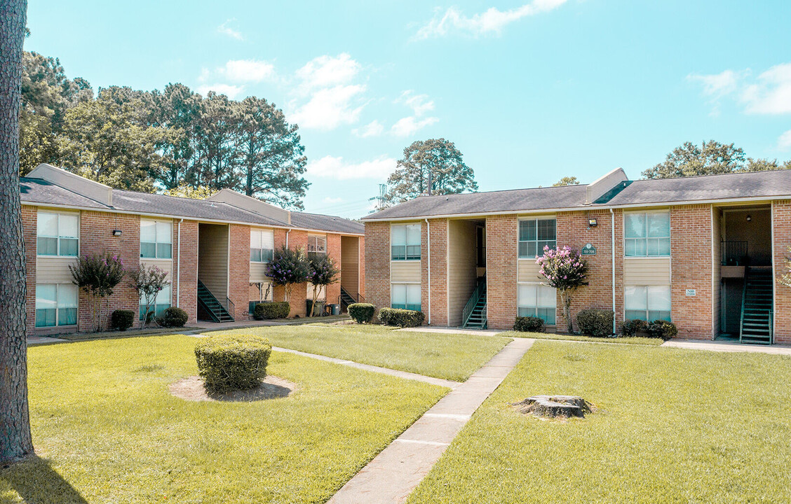 Bay Oaks in Baytown, TX - Building Photo