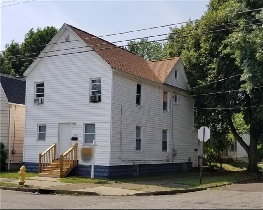 658 E 25th St in Erie, PA - Building Photo