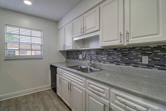 The Linx Apartments, LLC in Tampa, FL - Building Photo - Building Photo