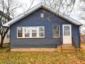 112 E Victoria St in South Bend, IN - Building Photo