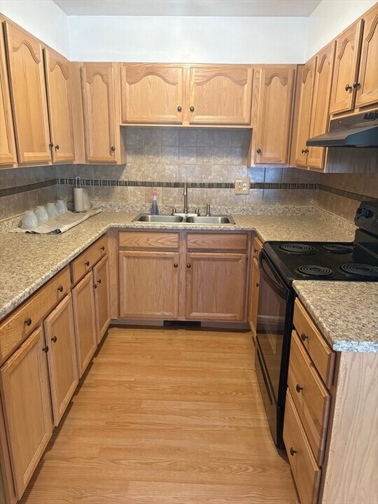 103 Brooks St in Boston, MA - Building Photo