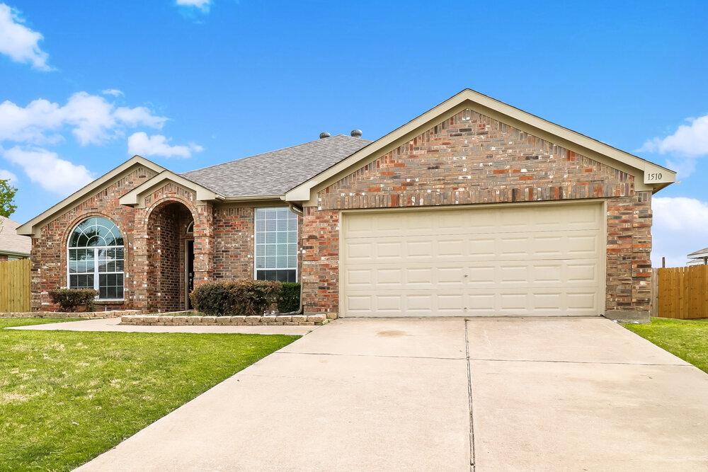 1510 Whispering Oaks Dr in Midlothian, TX - Foto de edificio