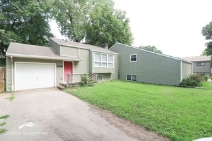 2038 Shirley Ln in Manhattan, KS - Building Photo
