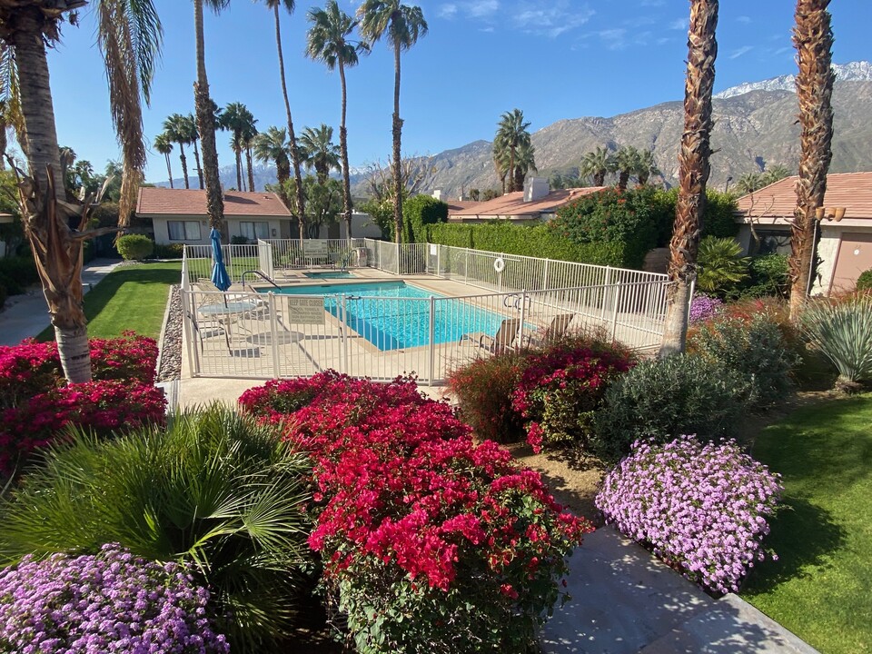 Desert Dorado Villas in Palm Springs, CA - Building Photo