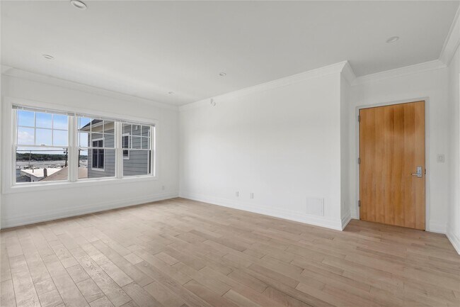 22 Sagamore Hill Dr in Port Washington, NY - Building Photo - Building Photo