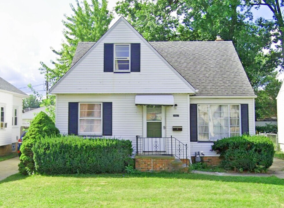 2817 Tuxedo Ave in Parma, OH - Building Photo