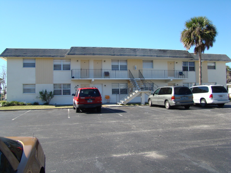 2290 S Palmetto Ave in South Daytona, FL - Building Photo