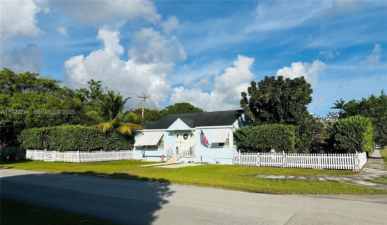3927 SW 64th Ave in Miami, FL - Building Photo