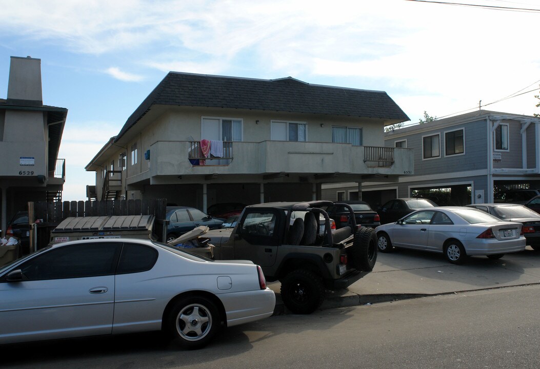 6531 Del Playa Dr in Goleta, CA - Building Photo