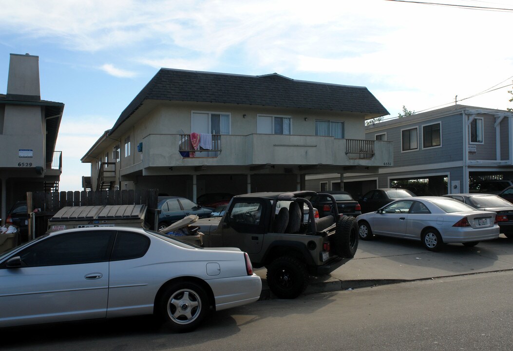 6531 Del Playa Dr in Goleta, CA - Foto de edificio