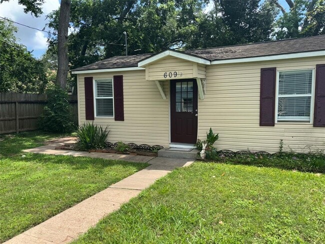 property at 1615 1/2 W Lang St