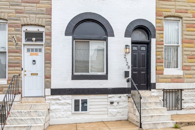 2128 Hollins St in Baltimore, MD - Building Photo - Building Photo