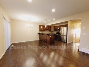 4527-212A 212A St NW in Edmonton, AB - Building Photo - Building Photo
