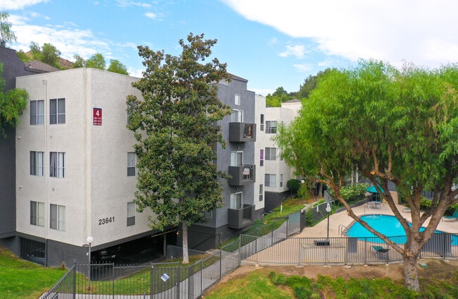 Canyon Crest in Santa Clarita, CA - Building Photo - Building Photo