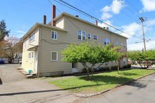 7630 SE Woodstock Blvd in Portland, OR - Building Photo