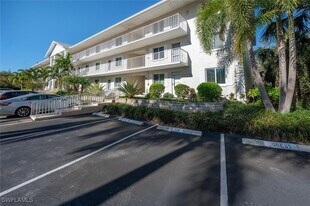 3021 Sandpiper Bay Cir in Naples, FL - Building Photo