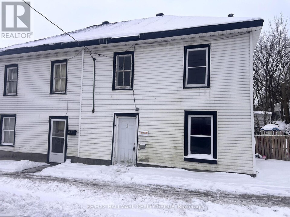 35 Main St W in Smiths Falls, ON - Building Photo