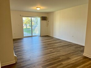 838 Mcintosh Ct, Unit 106 in Prospect Heights, IL - Building Photo - Building Photo