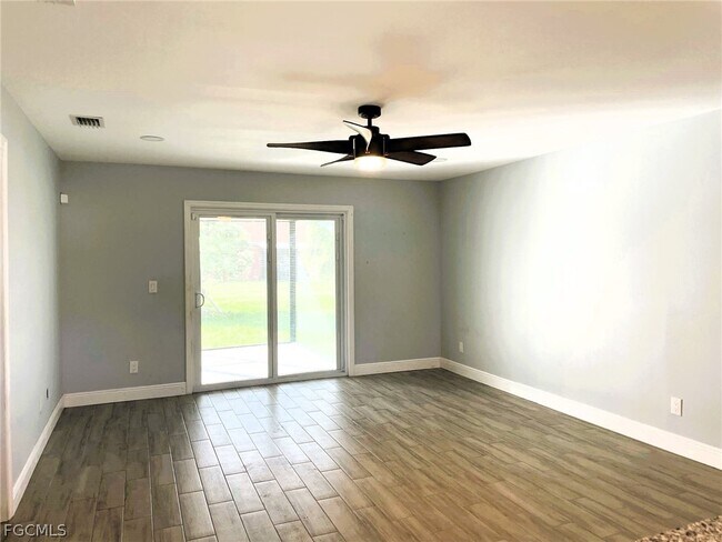 638 SE 13th Ave in Cape Coral, FL - Building Photo - Building Photo