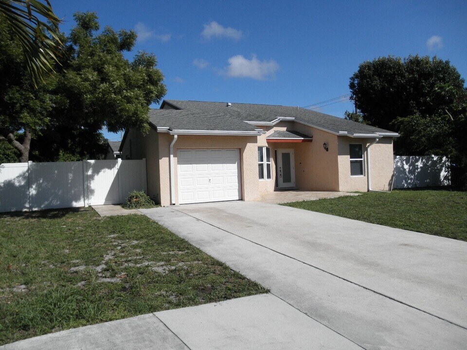 401 NW 23rd St in Boca Raton, FL - Building Photo