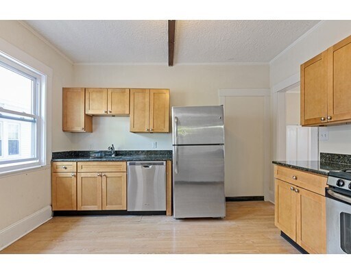 8 Greylock Rd, Unit 2 in Boston, MA - Building Photo - Building Photo