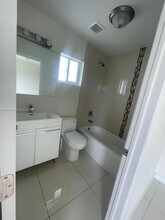 2121 NW 72nd St in Miami, FL - Building Photo - Building Photo