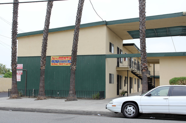 4526 Santa Ana St in Bell Gardens, CA - Foto de edificio - Building Photo