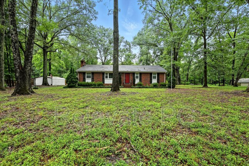8250 Cadys Mill Rd in Hanover, VA - Building Photo