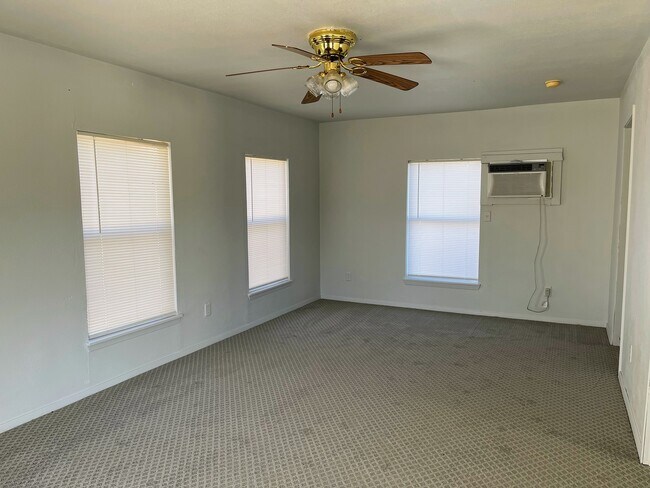 204 E Good St, Unit Upstairs in Mineola, TX - Foto de edificio - Building Photo