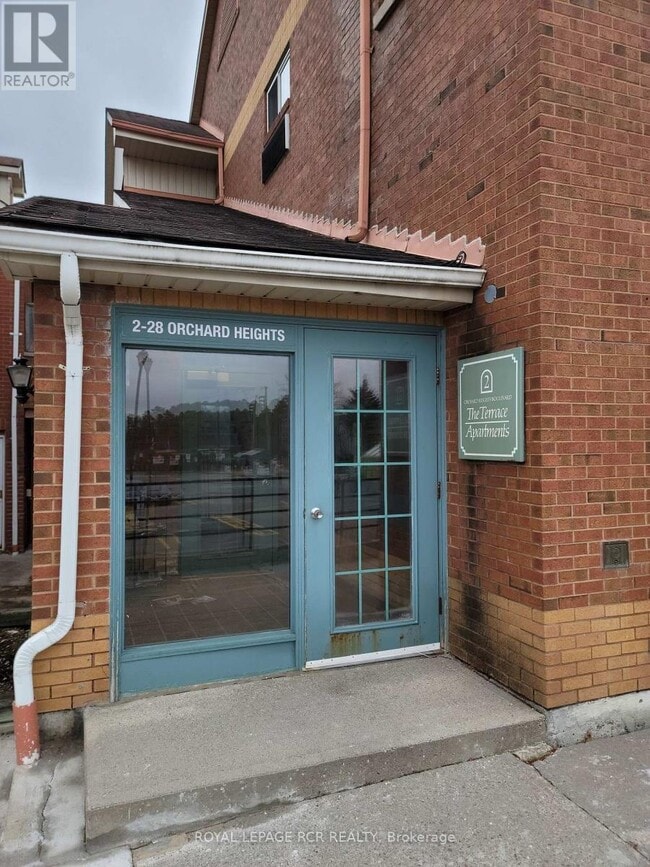 2 Orchard Heights Blvd in Aurora, ON - Building Photo - Building Photo