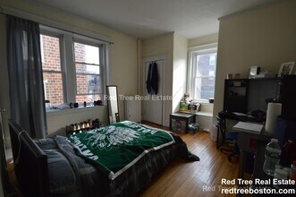 74 Egmont St, Unit 2 in Brookline, MA - Foto de edificio - Building Photo