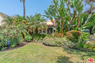 809 S Muirfield Rd in Los Angeles, CA - Building Photo - Building Photo