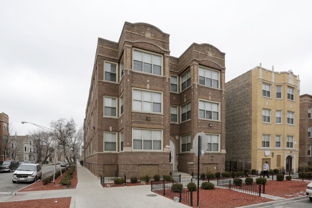 3658 W Douglas Blvd in Chicago, IL - Building Photo