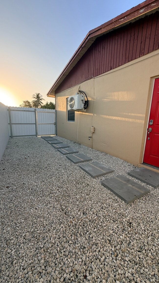 2712 SW 118th Ct, Unit 1 Bedroom in Miami, FL - Foto de edificio - Building Photo