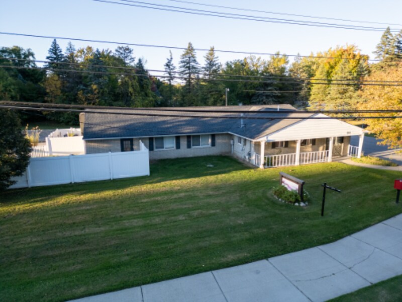 1221 E Avon Rd in Rochester Hills, MI - Foto de edificio