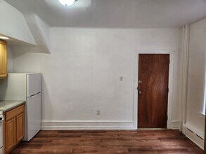 4529 Springfield Ave, Unit 2F in Philadelphia, PA - Foto de edificio - Building Photo