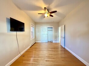 512 E 3rd St, Unit 1 in Boston, MA - Building Photo - Building Photo