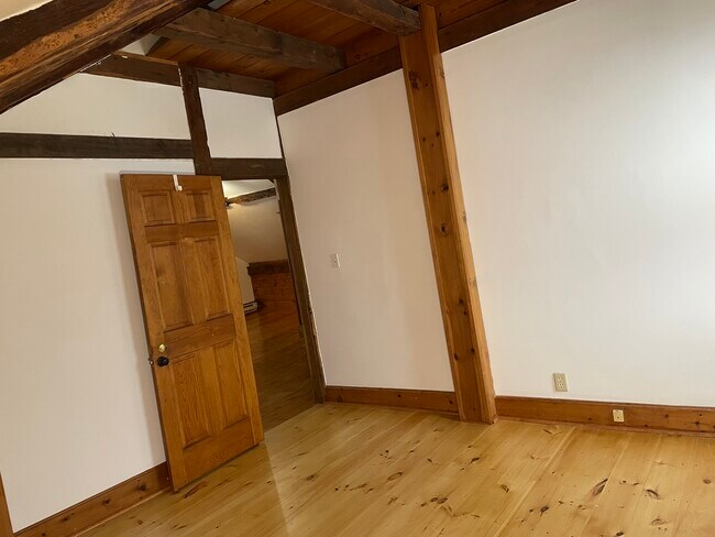 35 Pleasant St, Unit 3 in Holliston, MA - Foto de edificio - Building Photo