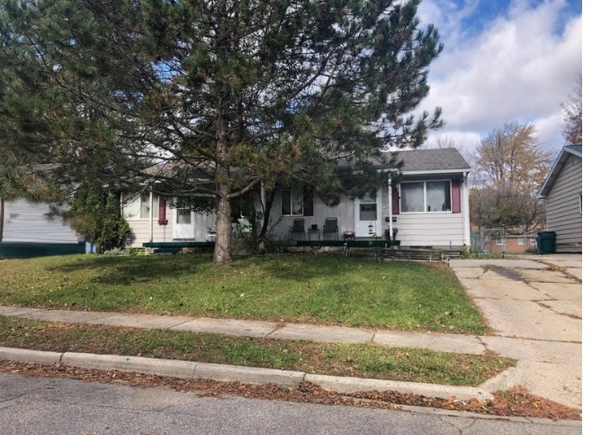 902 Vincent Ct in Lansing, MI - Building Photo