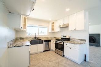 1529 Mayo St in Ridgecrest, CA - Foto de edificio - Building Photo
